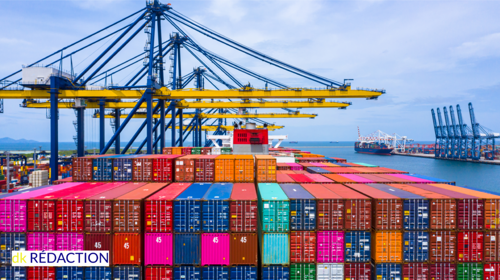 La beauté réside en toute chose: ici, grues de chantier maritime font la part belle aux couleurs et structurent le paysage.